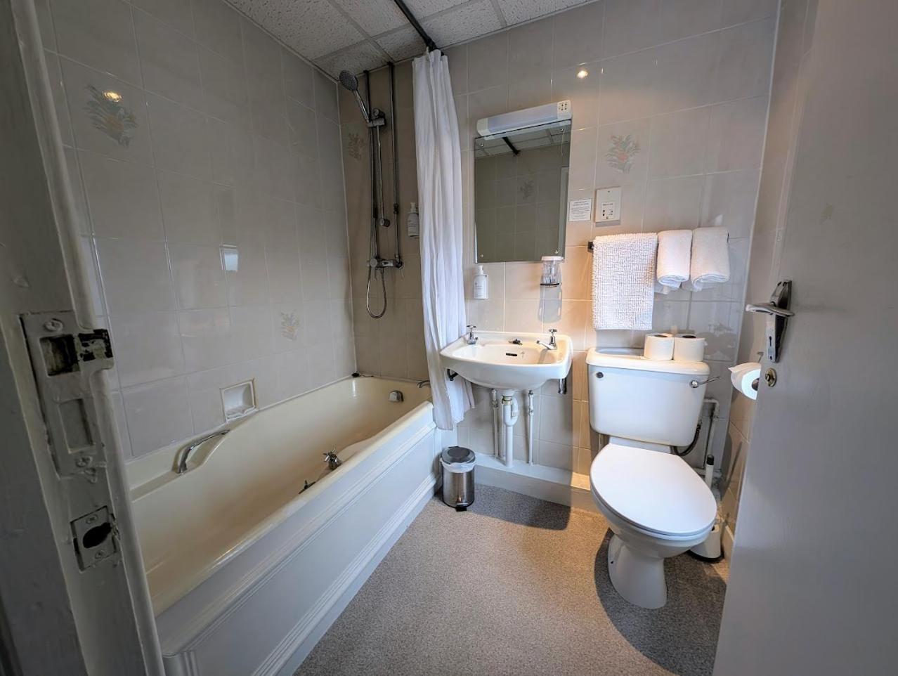 Graham Arms Inn Longtown 外观 照片